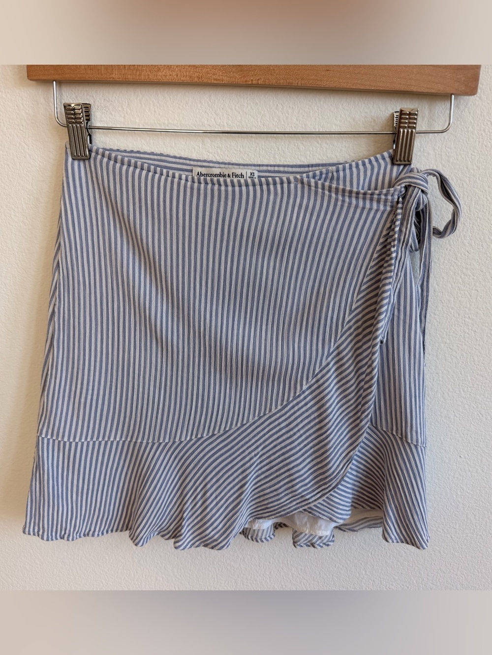 Abercrombie & Fitch Woman’s Light Blue and White Striped Ruffle Wrap Skirt XS
